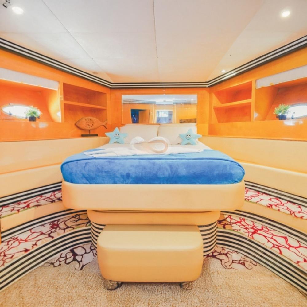 Pluto 80ft yacht luxury entertainment area
