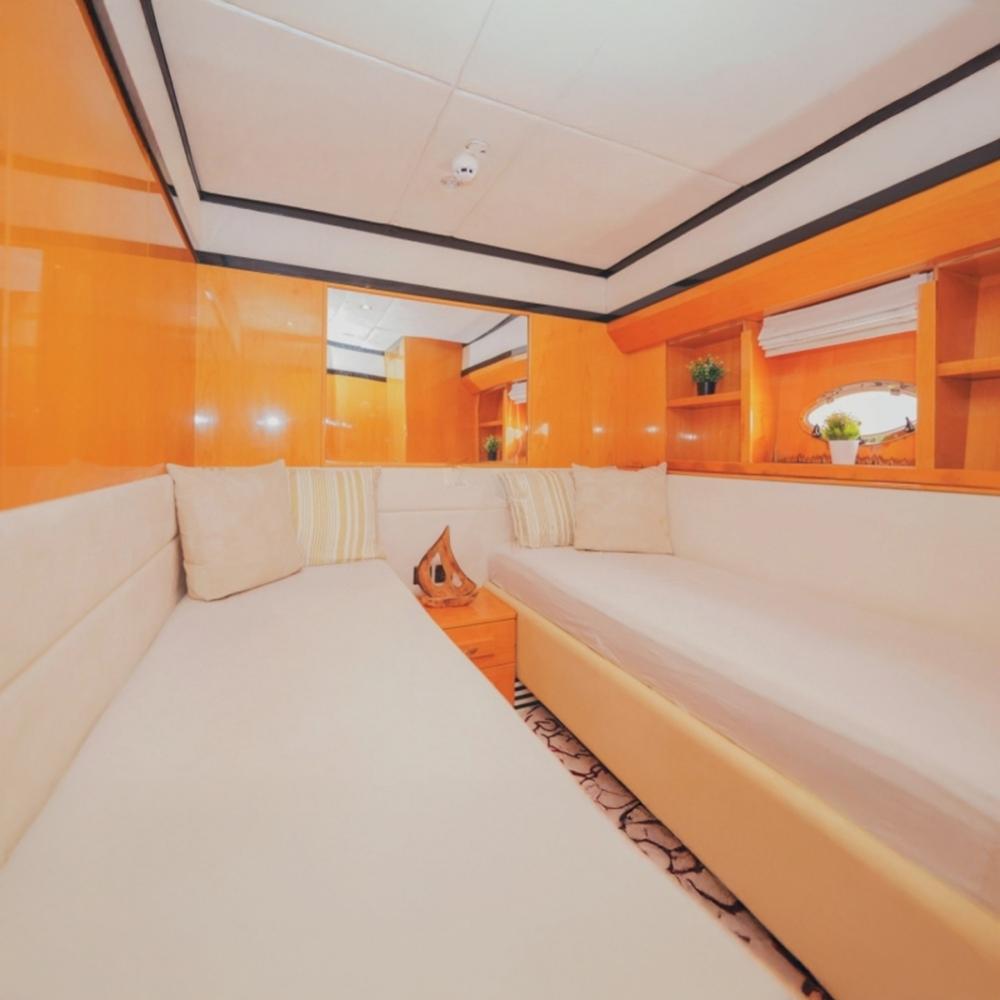 Luxury Pluto 80ft yacht cruising